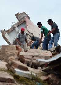 Buscando sobrevivientes despues del sismo de 8.2 grados Richter